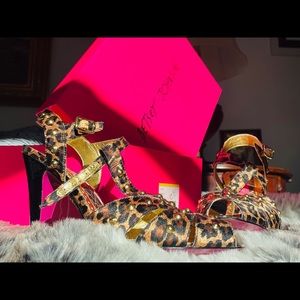Meow! Fierce & feminine leopard Betsey Johnson strappy open toe heels in 7.5 💋